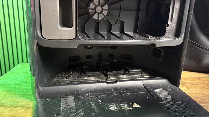 Die Schmutzwasserwanne der MOVA Z60 Station wird am Waschbecken ausgespült.